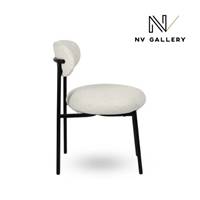 Vanilla chaise en tissu bouclé blanc latté piètement métal noir