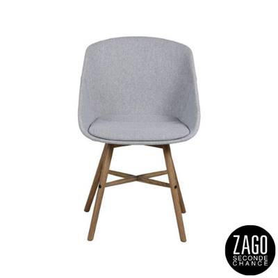 Jeff chaise en tissu gris clair et pieds en chêne foncé