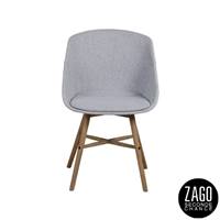 Jeff chaise en tissu gris clair et pieds en chêne foncé