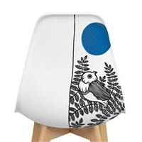 Peaceful chaise scandinave d'artiste blanche dessin nature