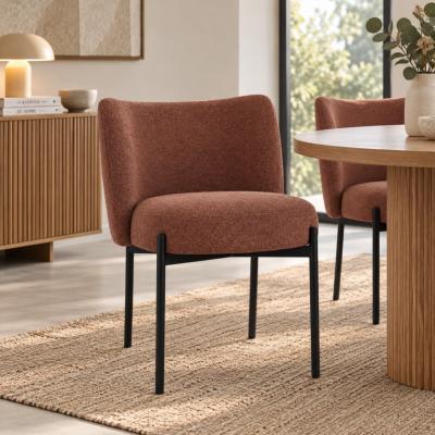 Gilo chaise en tissu terracotta blush et métal noir