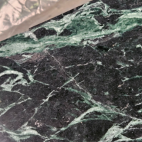 Mahaut table basse marbre noir et vert structure laiton