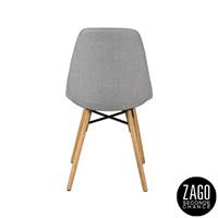 May chaise style scandinave en tissu gris clair et pieds en chêne
