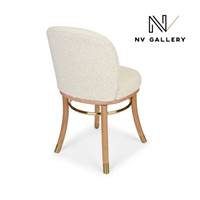 Suzie chaise en tissu bouclé blanc avoine et bois naturel détails laitonnés