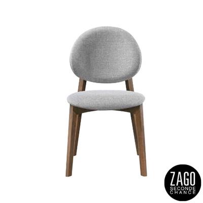 Celia chaise en tissu gris clair et pieds en noyer