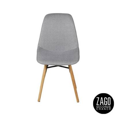 May chaise style scandinave en tissu gris clair et pieds en chêne