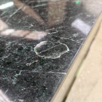 Mahaut table basse marbre noir et vert structure laiton