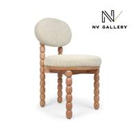 Claudie chaise en tissu bouclé blanc avoine et pied chêne