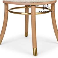 Suzie chaise en tissu bouclé blanc avoine et bois naturel détails laitonnés