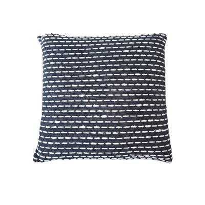 Chik coussin carré 40x40 coton bleu foncé et tirets blancs