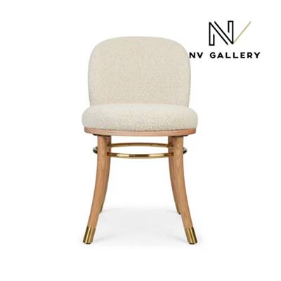Suzie chaise en tissu bouclé blanc avoine et bois naturel détails laitonnés