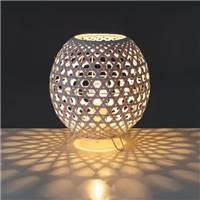 Roma lampe de table boule en métal et bambou blanc ajouré