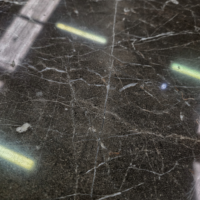 Hautma table basse carré marbre noir structure laiton